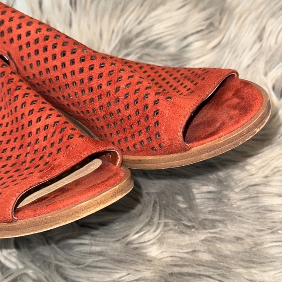 EUC Marc Fisher Sasha Faux Suede Eyelet Sandal Block Heel Open Toe Size 8.5 - Picture 6 of 9